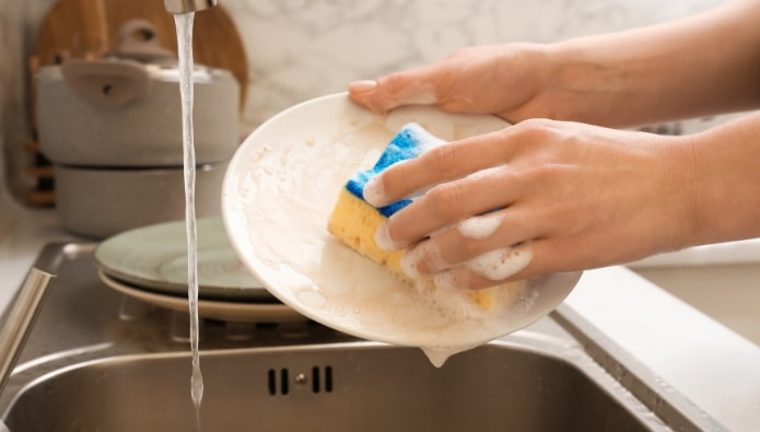 Sådan gør du dine vaskesvampe og -børster rene_ - rengøringsudstyr